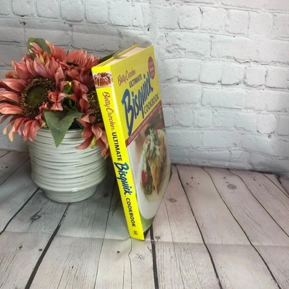 BETTY CROCKERS ULTIMATE BISQUICK cookbook